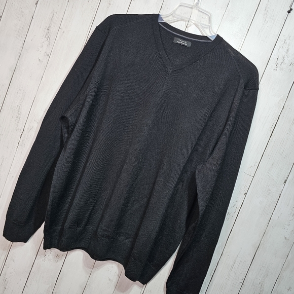 Tahari Men's Black Italian Merino Wool Lightweight V-Neck Sweater Size XL/XXL. - Picture 2 of 7